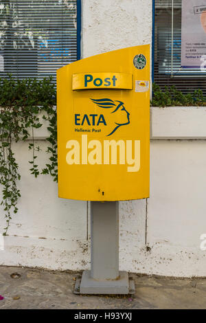 Das Postfach des Staates Postal Service (Hellenic Post) auf einer Straße in der Küstenstadt Stadt Agios Nikolaos. Stockfoto