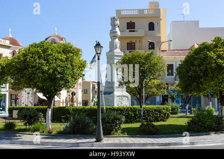 Mnimio Iroon - ein Denkmal für die Opfer des Krieges auf der Platia Eleftherias. Die Küsten von Agios Nikolaos. Stockfoto