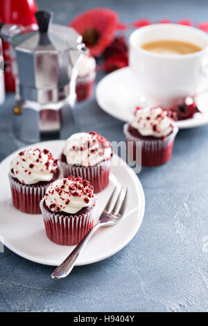 Red Velvet Cupcakes für Valentinstag Stockfoto