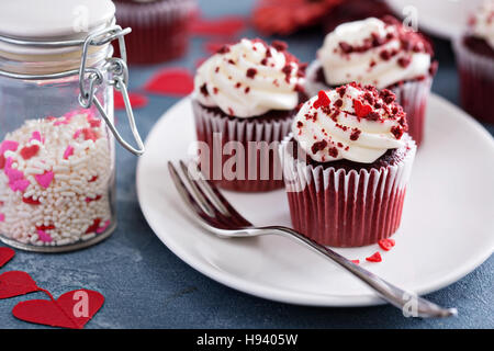 Red Velvet Cupcakes für Valentinstag Stockfoto