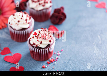 Red Velvet Cupcakes für Valentinstag Stockfoto