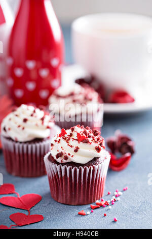 Red Velvet Cupcakes für Valentinstag Stockfoto