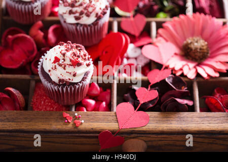 Roten Dekorationen für den Valentinstag Stockfoto