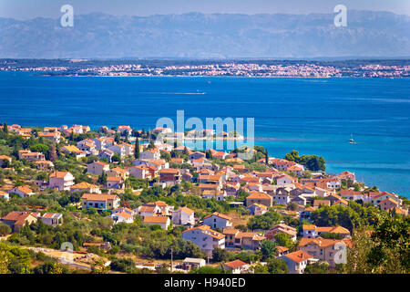 Küste der Insel Ugljan, Zadar und Velebit Bergpanorama, Dalmatien, Kroatien Stockfoto