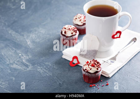 Tee in eine Tasse für den Valentinstag Stockfoto