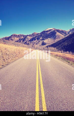 Vintage getönten Bergstraße von Aspen, Maroon Bells, Colorado, USA. Stockfoto