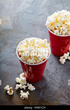 Popcorn in roten Bechern Stockfoto