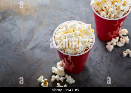 Popcorn in roten Bechern Stockfoto