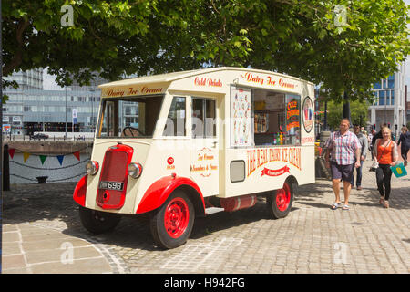 Commer N1 Eiswagen am Albert Dock, Liverpool, Teil einer Vintage-Flotte im Besitz von Wirral-basierte "echte Dairy Ice Cream Company". Stockfoto