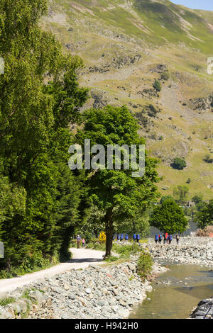 Bewehrung nach Überschwemmungen für den Ufern des Flusses Ulls Wasser läuft durch Glenridding in Ullswater in Cumbria. Stockfoto