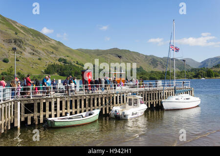 Passagiere für Pooley Bridge versammeln sich auf Ullswater Steamers Glenridding Pier, Cumbria, während ankommende Passagiere von Bord gehen. Stockfoto