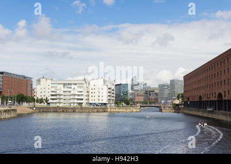 Wapping Dock, Liverpool, mit Blick auf die Mersey Waterfront Apartments, die im Jahr 2003 eröffnet, und der Albert Dock. Stockfoto