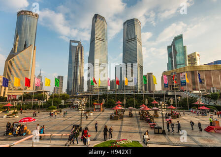 Menschen zu Fuß auf der Lujiazui Finanz- und Handelszone, Pudong, Shanghai, China Stockfoto