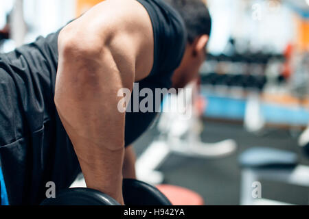 Bodybuilder mit Hantel Muskeln im Fitness-Studio Stockfoto