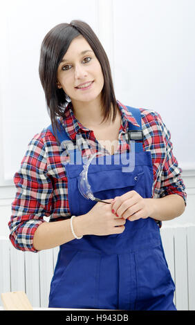 Portrait von junge Brünette Frau Lehrling Stockfoto