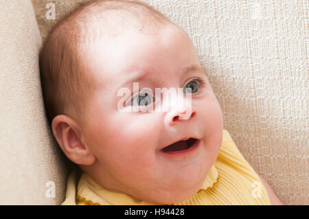 Babymädchen mit wegsehen überrascht Ausdruck Stockfoto