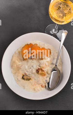 schottische Fischsuppe in einen tiefen Teller und Apple Cidre in einem Glas Stockfoto