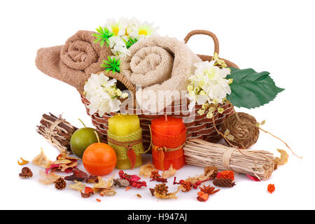 Wellness set mit Handtücher, Kerzen und Blumen isoliert auf weißem Hintergrund. Stockfoto