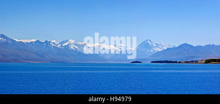 Tief blau glazialen Lake Pukaki mit Berge, Mount Cook Nationalpark, Südinsel, Neuseeland Stockfoto