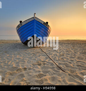 Fischerboot am Strand bei Sonnenaufgang, Heringsdorf, Usedom, Mecklenburg-Western Pomerania, Deutschland Stockfoto