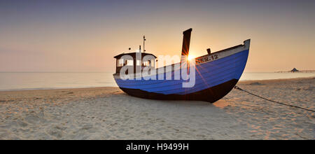 Fischerboot am Strand bei Sonnenaufgang, Heringsdorf, Usedom, Mecklenburg-Western Pomerania, Deutschland Stockfoto