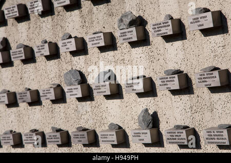 Gedenktafeln an der Außenwand der alten jüdischen Friedhof, Holocaust, Auschwitz, Frankfurt, Hessen, Deutschland Stockfoto