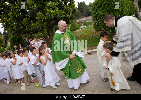 Kinder während der Kommunion in die Kloster-Garten, Priester, Kloster Notre Dame de Cimiez, Cimiez, Nizza, Côte d ' Azur, Frankreich Stockfoto