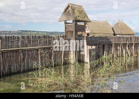 Wachturm auf einem hölzernen Damm Stockfoto