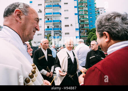 Batumi, Adscharien, Georgia - 26. Mai 2016: Männer in nationale Kleidung sprechen untereinander in der Feier der Tag der Unabhängigkeit von Georgien. Stockfoto