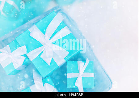 Tiffany-Farbe auf dem Hintergrund Weihnachtsbaum-Boxen. Weihnachten Hintergrund Stockfoto