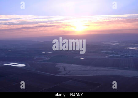 Sonnenaufgang über Jezreel Senke eine große fruchtbare schlicht und im Landesinneren Tal südlich der unteren Galiläa im Norden Israels Stockfoto