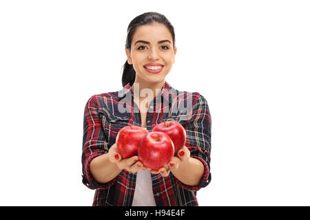 Fröhliche Bäuerin bietet Äpfel isoliert auf weißem Hintergrund Stockfoto