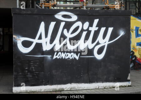 Graffiti auf der Straße von Croydon, London. Stockfoto