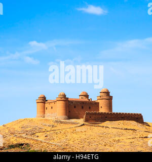 Burg am Hügel, mittelalterliche Castillo De La Calahorra und Dorf, Provinz Granada, Andalusien, Spanien. Stockfoto