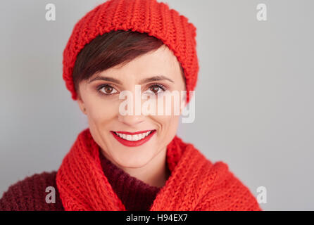 Porträt der stets gut gelaunte Frau in Winterkleidung Stockfoto