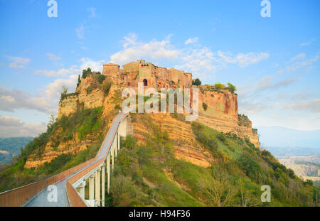 Civita di Bagnoregio Geisterstadt Landmark, Bridge-Blick auf den Sonnenuntergang. Lazio, Italien, Europa. Stockfoto