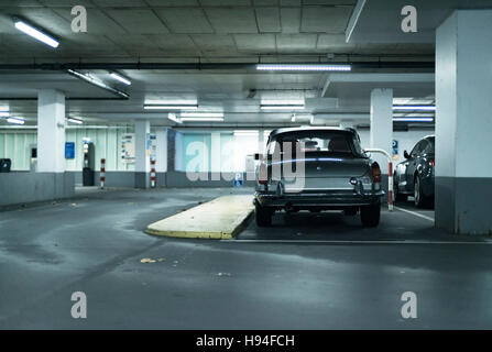 Heckansicht des Oldtimer Sportwagen auf Parkplatz Garage. Stockfoto