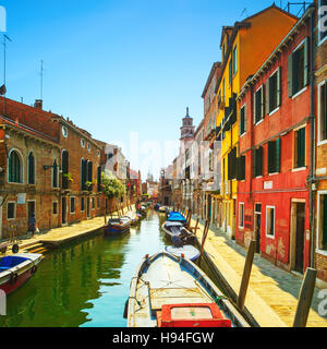 Venedig-Stadtbild, Campo San Barnaba Wasserkanal, Campanile Kirche über Hintergrund, Gebäude und Boote. Lange Belichtung Fotografie. Italien, Europa. Stockfoto