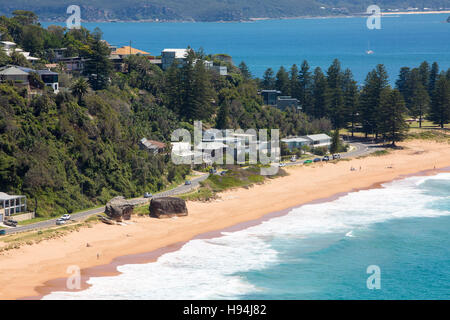 Blick Richtung Norden entlang Sydney Palm Beach und das Meer, mit Pittwater und zentralen Küste hinter, Sydney, Australien Stockfoto