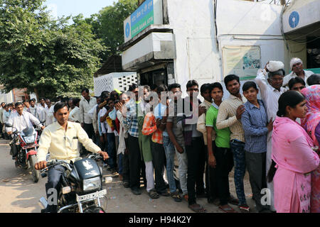 Massen haben außerhalb der Banken in ganz Indien, eingeholt als Menschen versuchen zu tauschen oder einzahlen, die praktisch Worthles wurde Stockfoto