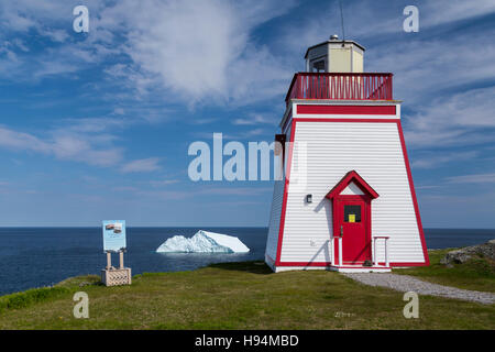 Ein kleiner Leuchtturm an Fischers Punkt in der Nähe von St. Anthony, Neufundland und Labrador, Kanada. Stockfoto