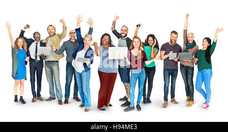 Heterogene Gruppe Menschen stehen Technologiekonzept Stockfoto