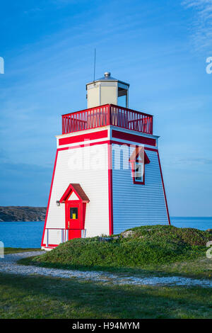 Ein kleiner Leuchtturm an Fischers Punkt in der Nähe von St. Anthony, Neufundland und Labrador, Kanada. Stockfoto