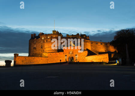 City of Edinburgh, Schottland. Malerischen Nacht Blick auf den Haupteingang und die Esplanade des Edinburgh Castle. Stockfoto