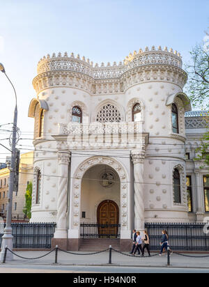 Die Fassade des Arseniy Morozovs Herrenhaus am lang Street, verziert mit geschnitzten Details, Säulen und Türme Stockfoto