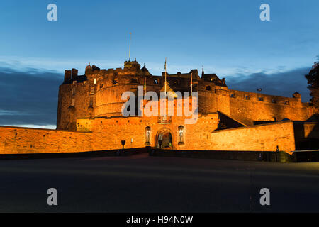 City of Edinburgh, Schottland. Malerischen Nacht Blick auf den Haupteingang und die Esplanade des Edinburgh Castle. Stockfoto