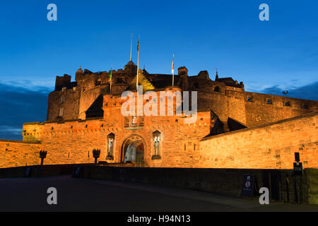 City of Edinburgh, Schottland. Malerischen Nacht Blick auf den Haupteingang und die Esplanade des Edinburgh Castle. Stockfoto