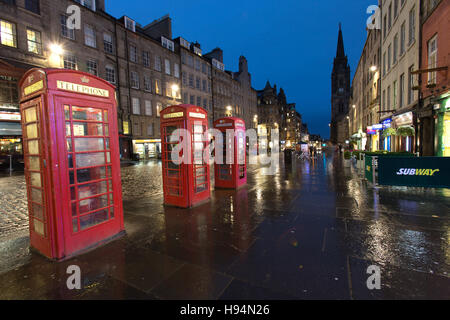 City of Edinburgh, Schottland. Malerische Nachtansicht von drei rote Telefonzellen K6 auf der Royal Mile. Stockfoto