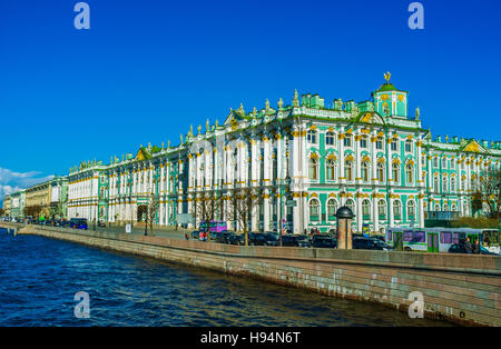 Eines der schönsten Schlösser aller Zeiten ist der Winterpalast in Sankt Petersburg Stockfoto