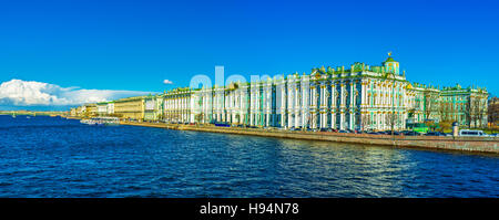 Panoramablick auf dem Palast-Damm mit seinen Wahrzeichen - das Winterpalais Stockfoto